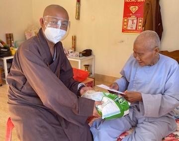 Thăm và tặng quà đến các tự viện đang giãn cách phòng Covid-19