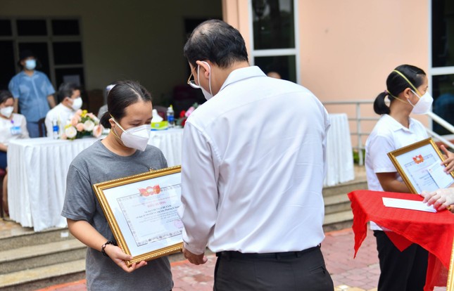 Ông Nguyễn Hồ Hải trao bằng khen ghi nhận sự đóng góp của tình nguyện viên - Ảnh: Trí Thông