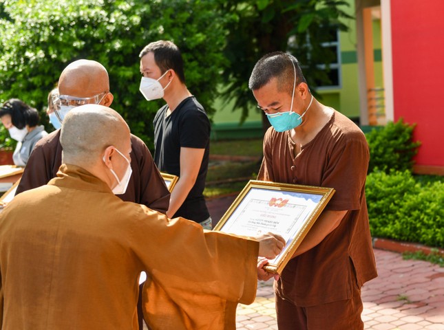 Thượng tọa Thích Thiện Quý, Thượng tọa Thích Nhật Từ trao bằng khen đến tình nguyện viên - Ảnh: Trí Thông