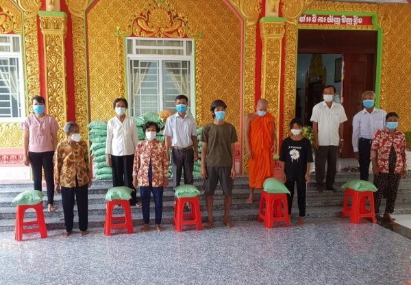 Đại đức Danh Minh Tuấn, trụ trì chùa Tà Mum trao quà đến người nghèo