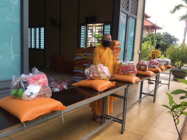 Đại đức Thích Thiện Trí hỗ trợ nhu yếu phẩm, lương thực cho bà con vùng dịch Đại đức Thích Thiện Trí hỗ trợ nhu yếu phẩm, lương thực cho bà con vùng dịch