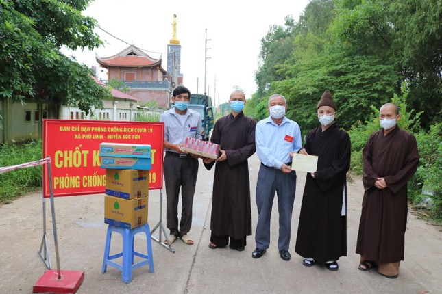 Hòa thượng Thích Thanh Quyết trao quà tại chốt kiểm dịch phòng Covid-19 Hòa thượng Thích Thanh Quyết trao quà tại chốt kiểm dịch phòng Covid-19