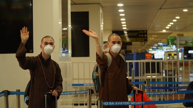 10 vị Tăng trẻ tình nguyện hỗ trợ chống dịch tại TP.HCM