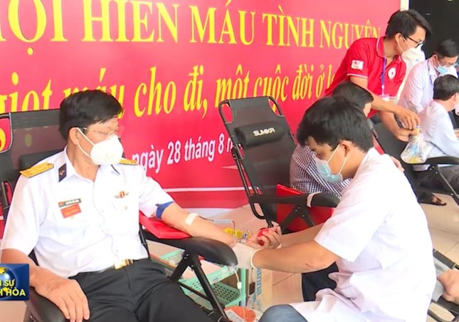 Cán bộ Học viện Hải quân hiến máu tình nguyện sáng 28-8-2021