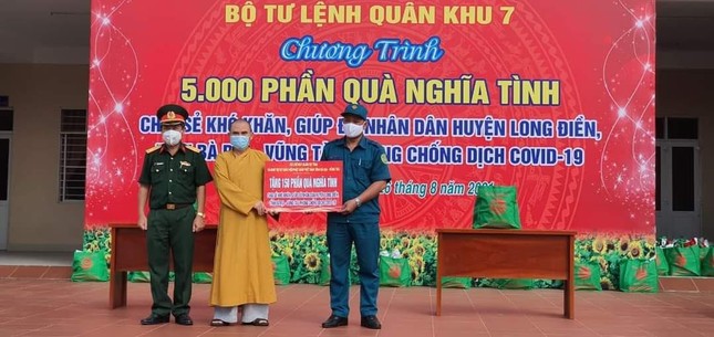 Đại đức Thích Nhuận Nghĩa, Phó trưởng ban kiêm Chánh Thư ký Ban Trị sự tỉnh trao quà chương trình 5.000 phần quà nghĩa tình của Bộ Tư lệnh Quân khu 7