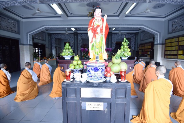 Chư Ni thành kính tưởng niệm cố Ni trưởng viện chủ tổ đình Kim Sơn - Ảnh: K.Sơn