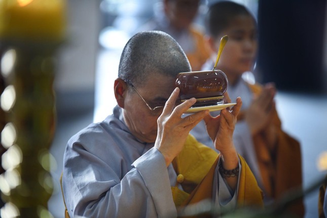 Thành kính dâng phạn thực cúng dường - Ảnh: K.Sơn