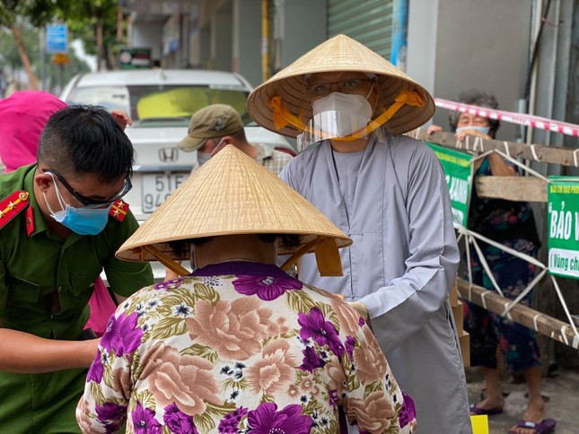 Sư cô Thích nữ Huệ Đức trao quà đến những gia đình khó khăn Sư cô Thích nữ Huệ Đức trao quà đến những gia đình khó khăn