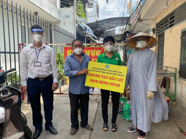 Cùng các Phật tử chia sẻ khó khăn với hàng ngàn gia đình trong khu phong tỏa Cùng các Phật tử chia sẻ khó khăn với hàng ngàn gia đình trong khu phong tỏa