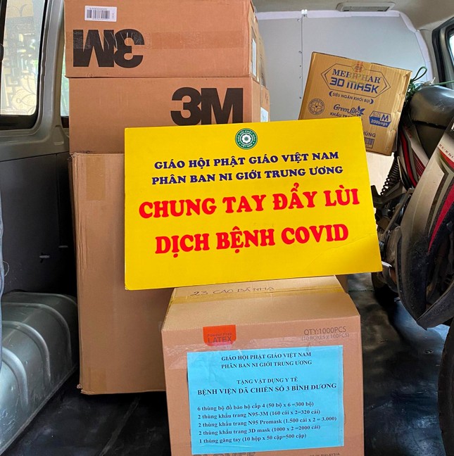 Quà hỗ trơ y bác sĩ tại tại Bệnh viện Dã chiến thu dung tỉnh Bình Dương