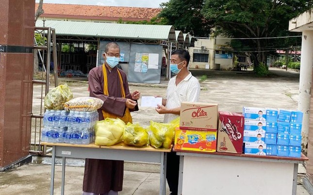 Trao quà đến người dân khó khăn Trao quà đến người dân khó khăn
