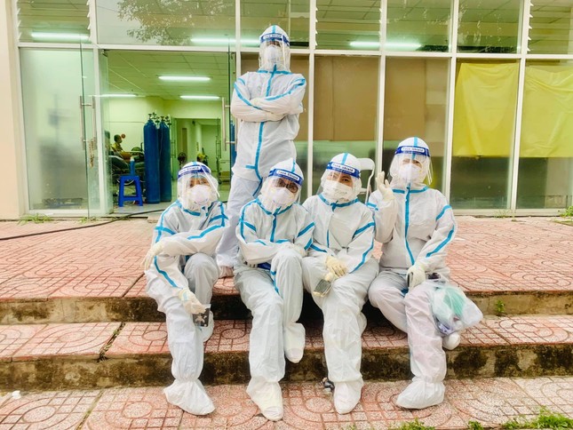 Những phút nghỉ ngơi hiếm hoi của tình nguyện viên tại Bệnh viện Dã chiến thu dung số 12