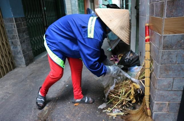 Mọi ngóc ngách, rác vương vãi ra ngoài, chị đều dọn dẹp sạch sẽ Mọi ngóc ngách, rác vương vãi ra ngoài, chị đều dọn dẹp sạch sẽ
