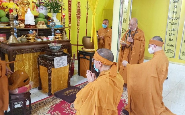 Buổi lễ diễn ra trong thời điểm giãn cách xã hội, chỉ có chư Tăng ở trú xứ Buổi lễ diễn ra trong thời điểm giãn cách xã hội, chỉ có chư Tăng ở trú xứ
