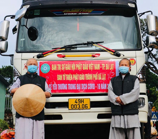 Những chuyến xe chia sẻ yêu thương đến vùng dịch