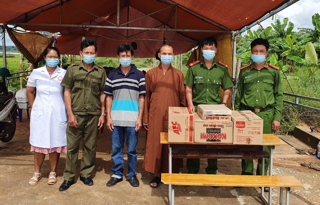 Chùa Bửu Minh trao quà, động viên tại các chốt phòng dịch Covid-19 Chùa Bửu Minh trao quà, động viên tại các chốt phòng dịch Covid-19