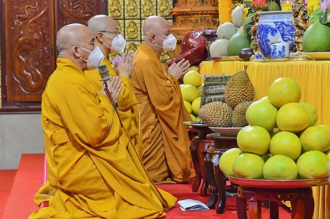 Chư Tăng đảnh lễ Giác linh Hòa thượng ân sư Chư Tăng đảnh lễ Giác linh Hòa thượng ân sư