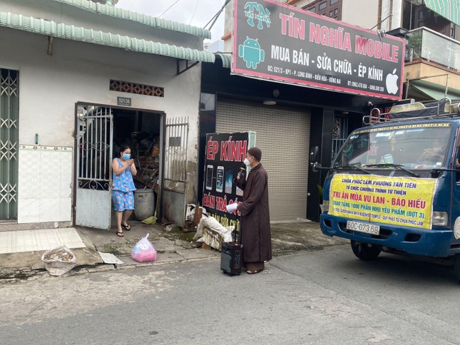 TT.Thích Minh Trí, Trưởng ban Trị sự Phật giáo TP.Biên Hòa, trụ trì chùa Phúc Lâm đi từng nhà tặng quà đến người dân