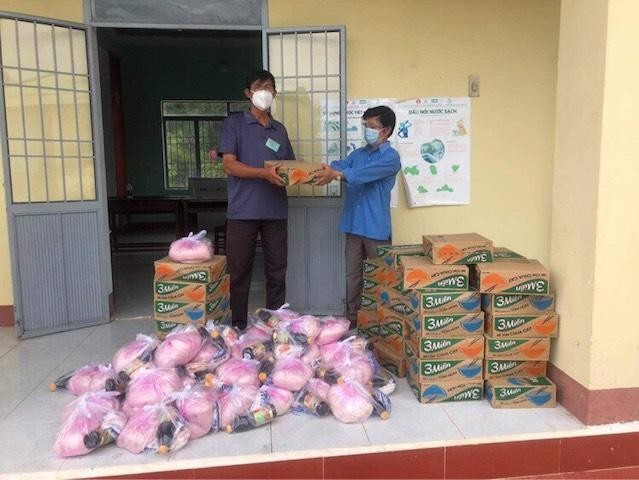 Quà của tịnh xá Ngọc Duyên được trao đến những gia đình khó khăn