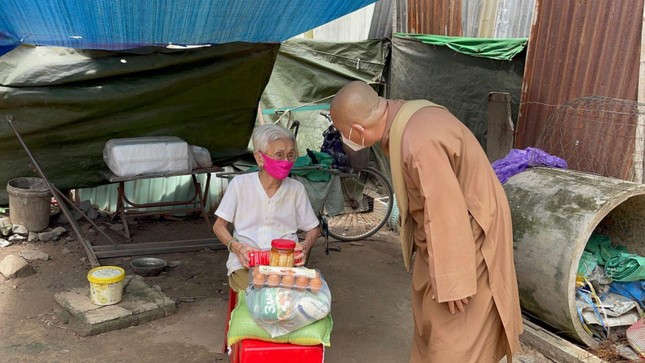 Trao quà đến người già neo đơn Trao quà đến người già neo đơn