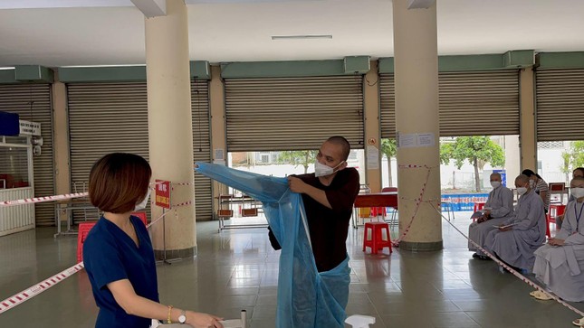 Tăng Ni, Phật tử được các cán bộ, y bác sỹ Bệnh viện Đa khoa TP.Biên Hòa trực tiếp tập huấn