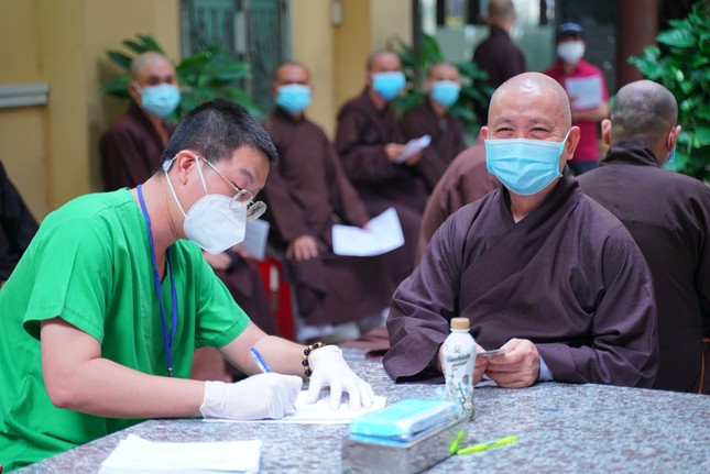 Hòa thượng Thích Hoằng Tri được khám sàng lọc trước tiêm Hòa thượng Thích Hoằng Tri được khám sàng lọc trước tiêm