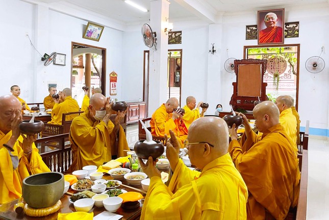 Cúng dường trai tăng đến chư Tăng nội tự thiền viện Vạn Hạnh hồi hướng đến bệnh nhân Covid-19