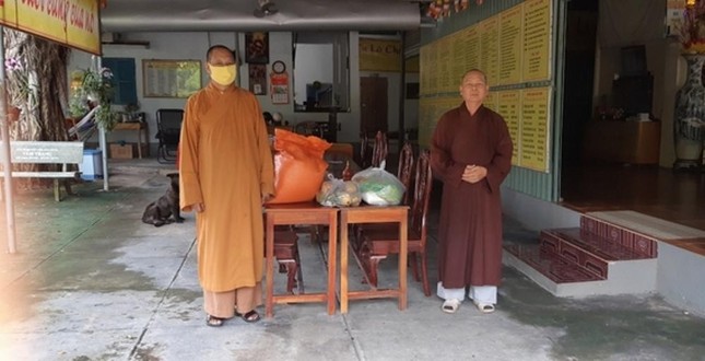 Trao quà hỗ trợ các tự viện khó khăn do dịch bệnh Trao quà hỗ trợ các tự viện khó khăn do dịch bệnh