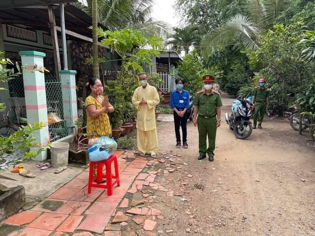 Trao quà đến những gia đình khó khăn trong mùa giãn cách phòng Covid-19