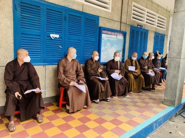 Chư Tăng làm thủ tục theo quy định trước khi tiêm