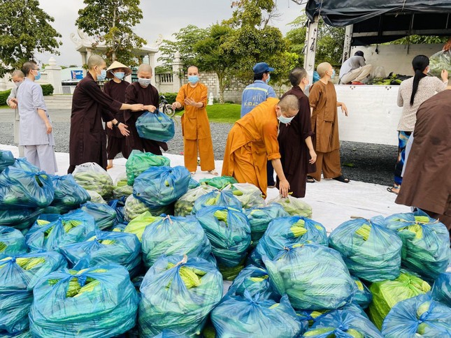 Ban Trị sự Phật giáo tỉnh Kiên Giang đã vận động bà con nông dân địa phương và các mạnh thường quân cúng dường, hỗ trợ 15 tấn rau quả