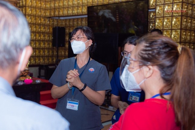 Tiến sĩ Thân Thị Thu Ba làm quen các tình nguyện viên trong buổi đầu gặp mặt Tiến sĩ Thân Thị Thu Ba làm quen các tình nguyện viên trong buổi đầu gặp mặt