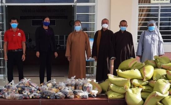 200 phần quà được chia sẻ đến người dân 2 xã 200 phần quà được chia sẻ đến người dân 2 xã