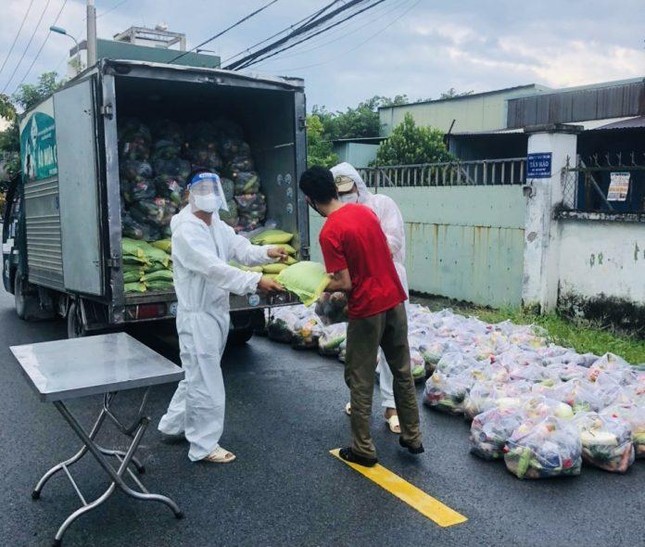 Trao quà đến bà con khó khăn