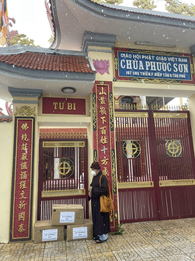 Hòa thượng Thích Thiện Hòa đích thân mang quà đến cúng dường các chùa ở quận Tân Phú Hòa thượng Thích Thiện Hòa đích thân mang quà đến cúng dường các chùa ở quận Tân Phú