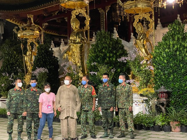 Đạo tràng chùa Viên Giác được sự hỗ trợ của lực lượng bộ đội trong vận chuyển rau củ Đạo tràng chùa Viên Giác được sự hỗ trợ của lực lượng bộ đội trong vận chuyển rau củ