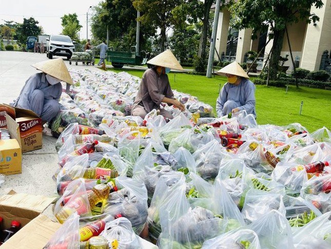Các Sư cô chùa Thanh Tâm chuẩn bị quà để trao đến người dân quanh vùng