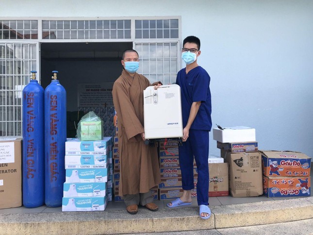 Đoàn tặng máy tạo oxy hỗ trợ điều trị cho y bác sĩ tuyến đầu Đoàn tặng máy tạo oxy hỗ trợ điều trị cho y bác sĩ tuyến đầu