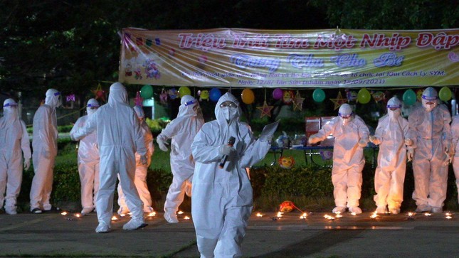 Y bác sĩ, tình nguyện viên nhiệt tình giúp vui trong đêm trung thu