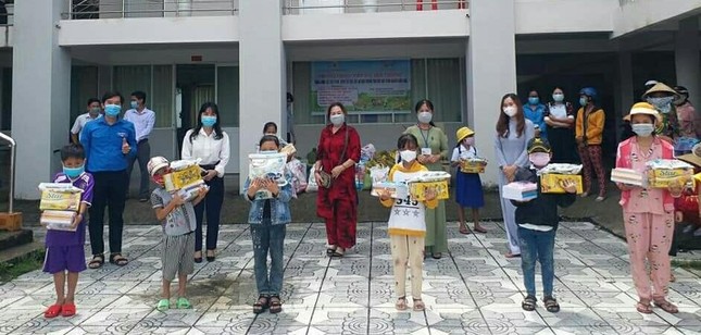 Ban Từ thiện - Xã hội Phật giáo tỉnh Cà Mau tặng quà cho học sinh