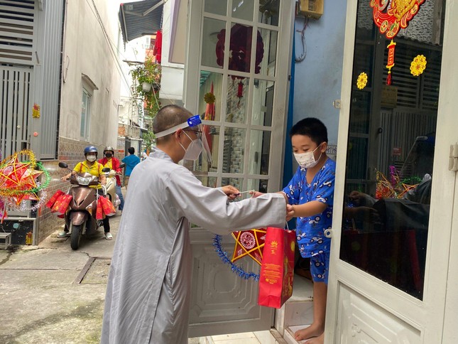 Sư cô Thích nữ Huệ Đức đích thân đến từng nhà các em trong khu cách ly để trao quà Sư cô Thích nữ Huệ Đức đích thân đến từng nhà các em trong khu cách ly để trao quà