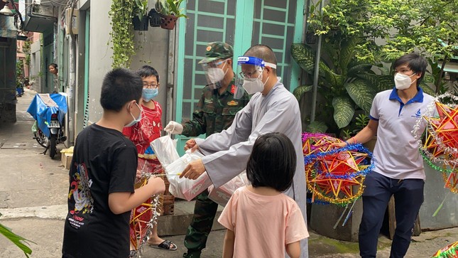 Đem lại sự khích lệ cho các bé, các phụ huynh đón trung thu ấm áp trong Tết đoàn viên Đem lại sự khích lệ cho các bé, các phụ huynh đón trung thu ấm áp trong Tết đoàn viên