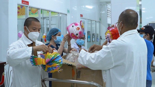 Đại đức Thích Thiện Mỹ đã vào bệnh viện nhi trao tặng quà trung thu đến các bệnh nhân Đại đức Thích Thiện Mỹ đã vào bệnh viện nhi trao tặng quà trung thu đến các bệnh nhân