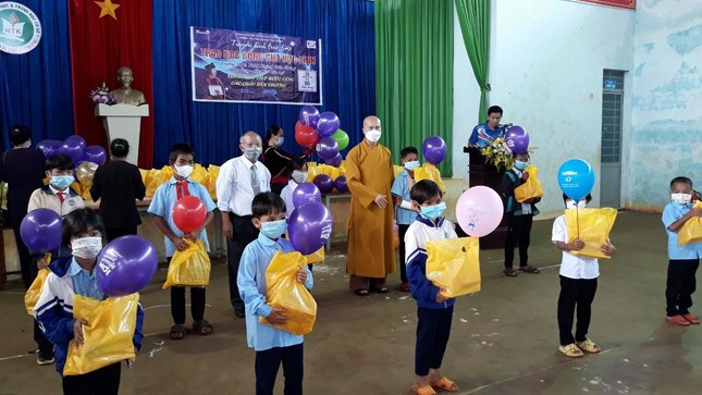 Đại diện các đơn vị trao quà, học bổng cho học sinh Đại diện các đơn vị trao quà, học bổng cho học sinh