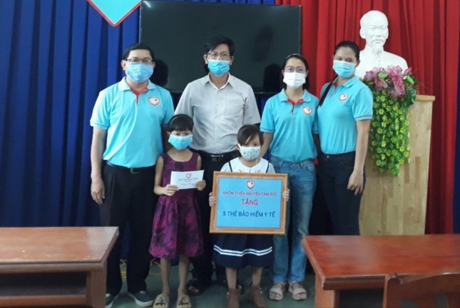 Trao thẻ bảo hiểm y tế cho học sinh khó khăn trường Tiểu học Diên An 1 Trao thẻ bảo hiểm y tế cho học sinh khó khăn trường Tiểu học Diên An 1