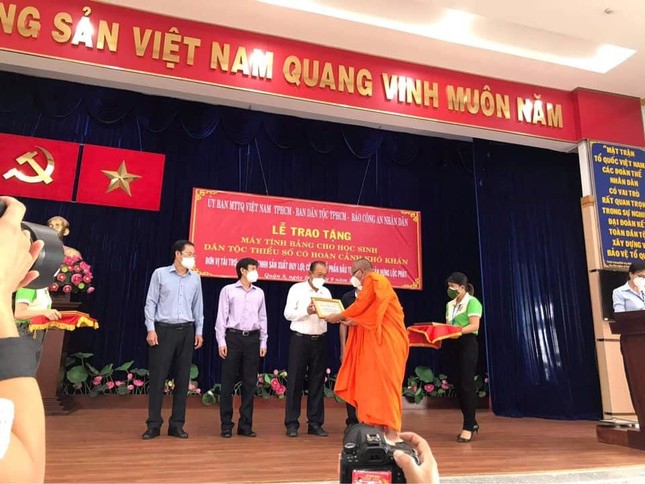 Tại lễ trao tặng máy vi tính cho học sinh, Hòa thượng Danh Lung tặng Bằng tuyên dương công đức đến các tập thể, cá nhân chăm lo cho học sinh người Khmer Tại lễ trao tặng máy vi tính cho học sinh, Hòa thượng Danh Lung tặng Bằng tuyên dương công đức đến các tập thể, cá nhân chăm lo cho học sinh người Khmer