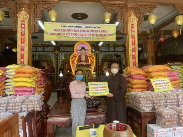 Đại đức Thích huệ Trí trao quà đến đại diện các điag phương để tặng đến bà con khó khăn