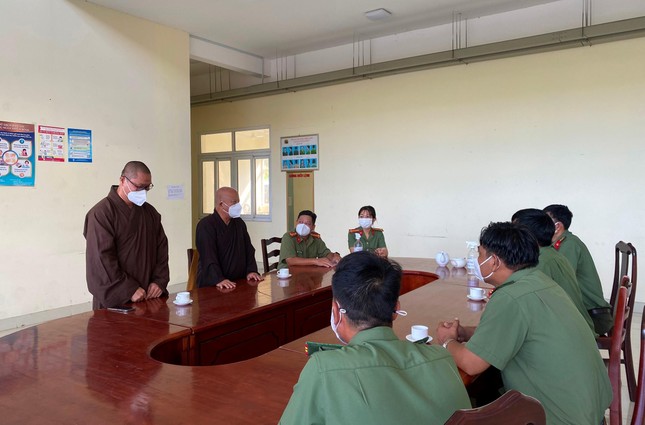 Hòa thượng Thích Thiện Minh được lực lượng công an thuộc Đội An ninh TP.Thủ Đức tiếp đón Hòa thượng Thích Thiện Minh được lực lượng công an thuộc Đội An ninh TP.Thủ Đức tiếp đón