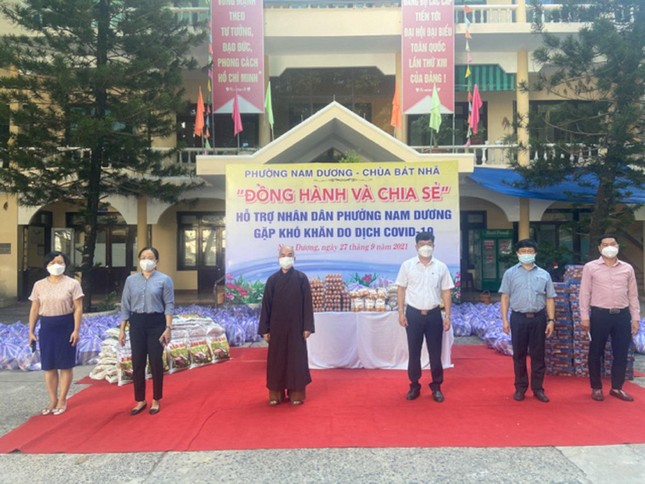 Chùa Phổ Quang trao tặng 800 phần quà đến bà con khó khăn bị ảnh hưởng bởi dịch Covid-19 Chùa Phổ Quang trao tặng 800 phần quà đến bà con khó khăn bị ảnh hưởng bởi dịch Covid-19