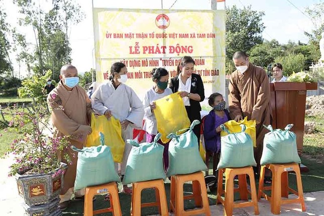Trao quà đến những hộ khó khăn lễ phát động xây dựng mô hình tuyến đường tự quản cảnh quan môi trường gắn với cơ sở tôn giáo Trao quà đến những hộ khó khăn lễ phát động xây dựng mô hình tuyến đường tự quản cảnh quan môi trường gắn với cơ sở tôn giáo